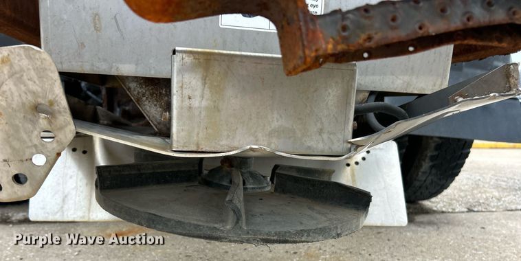 image for item EK8351 2010 International 7400  spreader truck