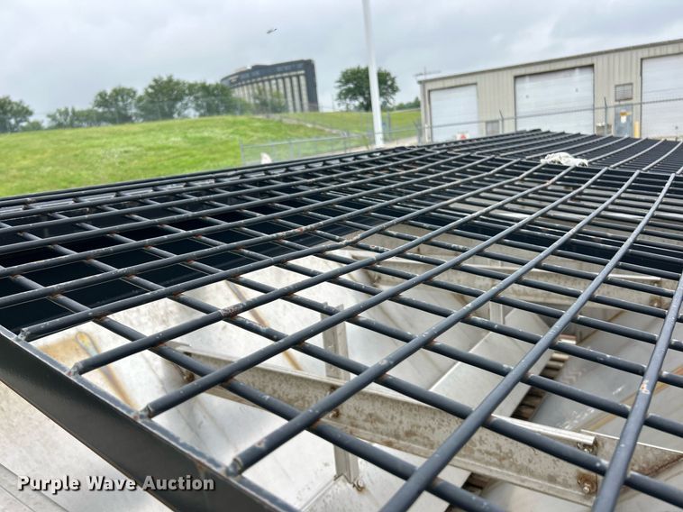 image for item EK8351 2010 International 7400  spreader truck