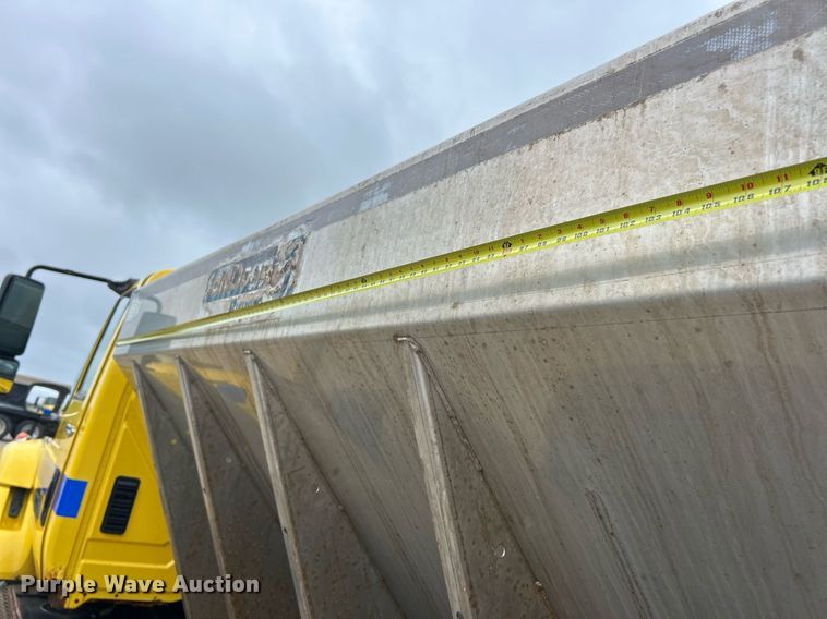 image for item EK8351 2010 International 7400  spreader truck