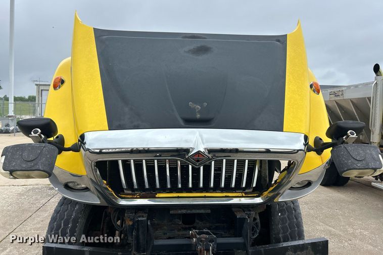 image for item EK8351 2010 International 7400  spreader truck