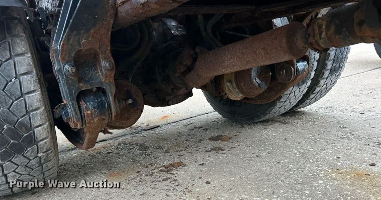 image for item EK8351 2010 International 7400  spreader truck