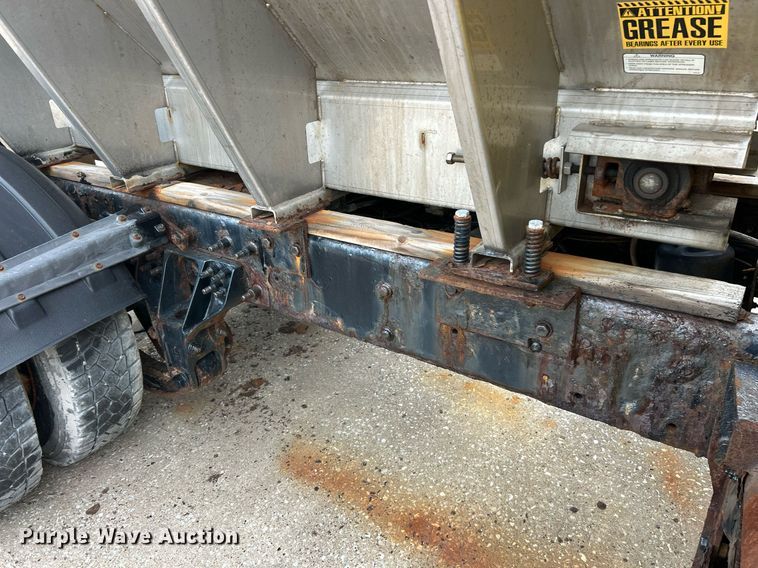 image for item EK8351 2010 International 7400  spreader truck