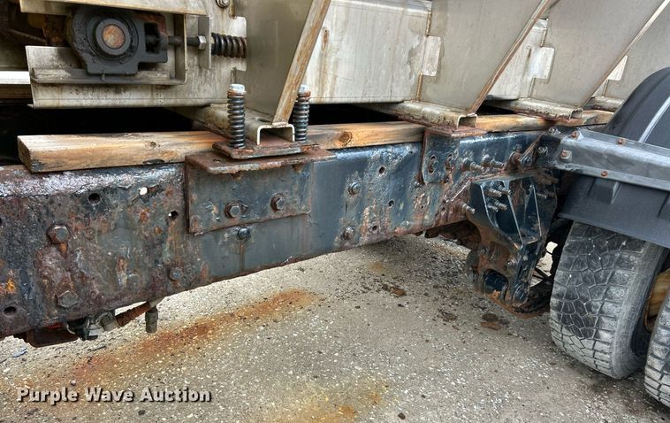 image for item EK8351 2010 International 7400  spreader truck