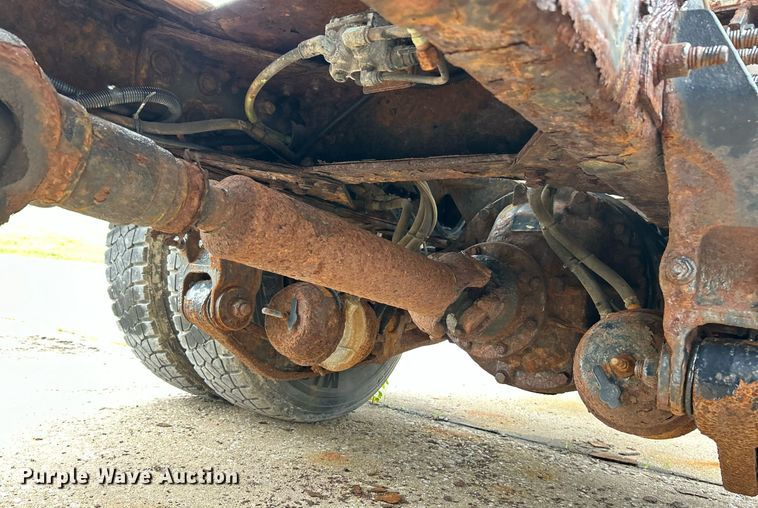 image for item EK8351 2010 International 7400  spreader truck