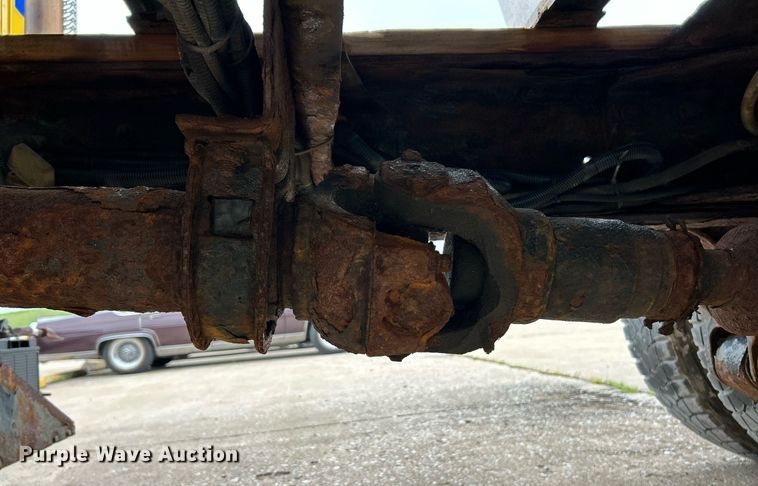 image for item EK8351 2010 International 7400  spreader truck