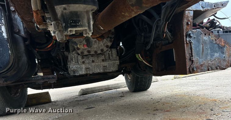 image for item EK8351 2010 International 7400  spreader truck