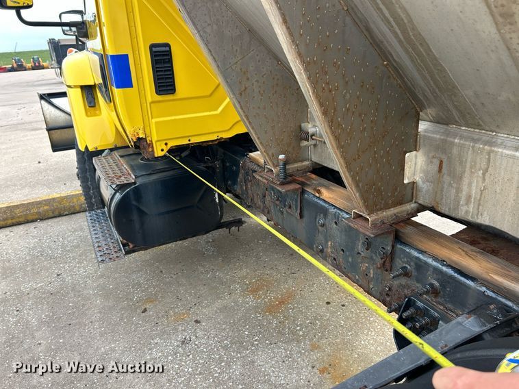 image for item EK8351 2010 International 7400  spreader truck