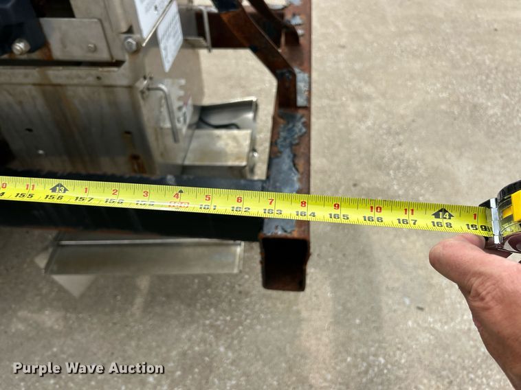 image for item EK8351 2010 International 7400  spreader truck