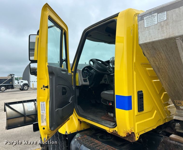 image for item EK8351 2010 International 7400  spreader truck