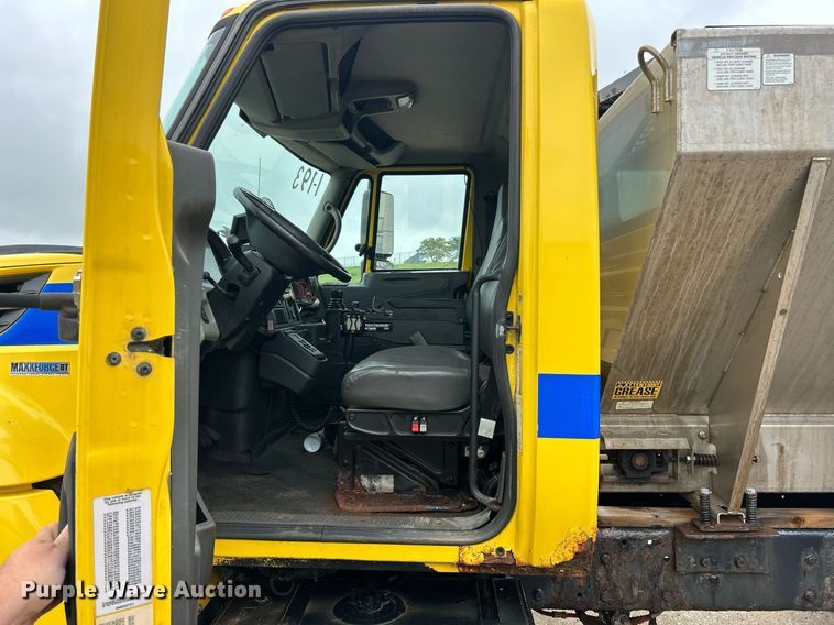 image for item EK8351 2010 International 7400  spreader truck