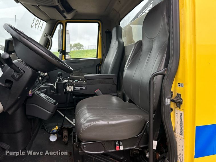 image for item EK8351 2010 International 7400  spreader truck