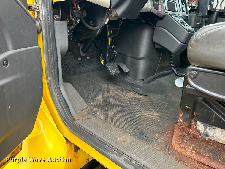 image for item EK8351 2010 International 7400  spreader truck