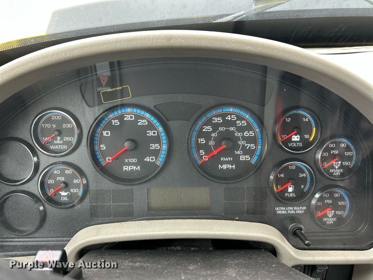 image for item EK8351 2010 International 7400  spreader truck