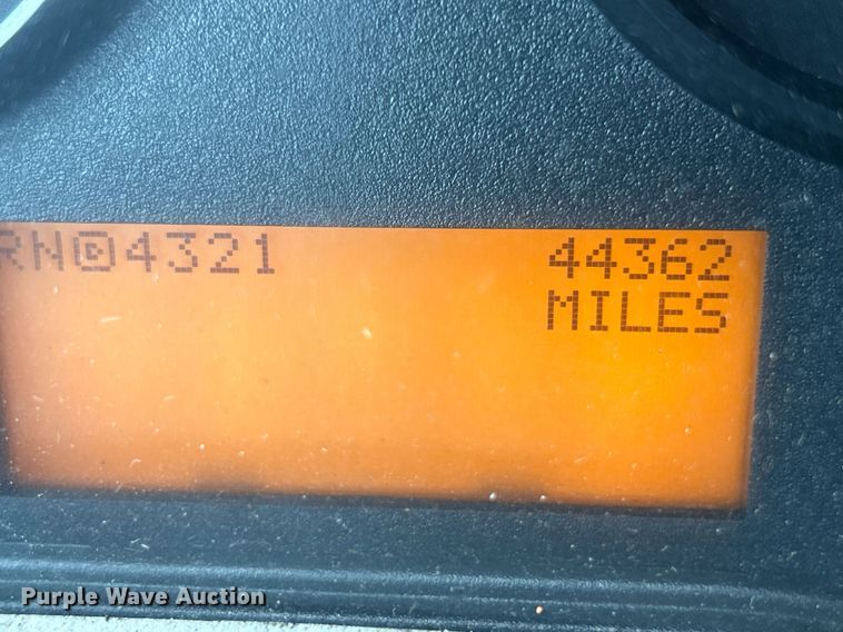 image for item EK8351 2010 International 7400  spreader truck