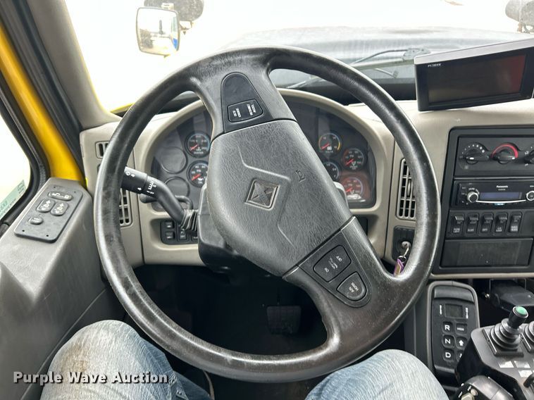 image for item EK8351 2010 International 7400  spreader truck