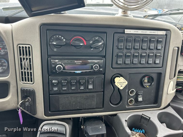 image for item EK8351 2010 International 7400  spreader truck