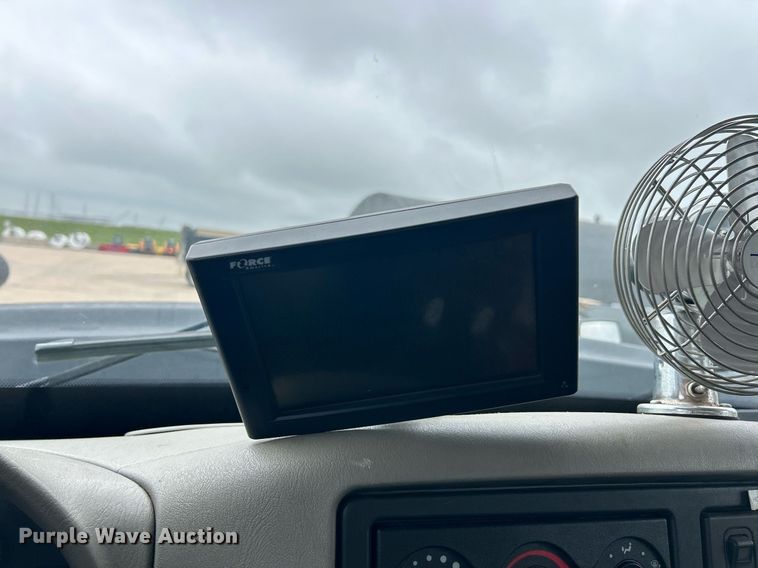 image for item EK8351 2010 International 7400  spreader truck