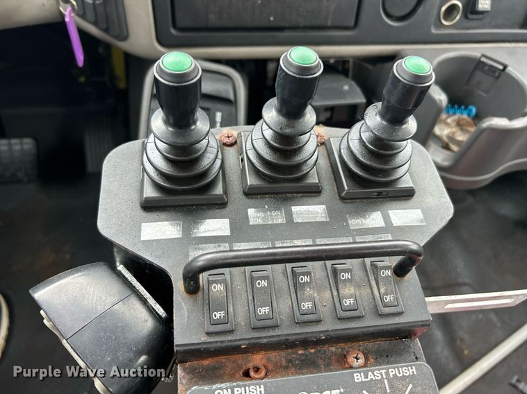 image for item EK8351 2010 International 7400  spreader truck