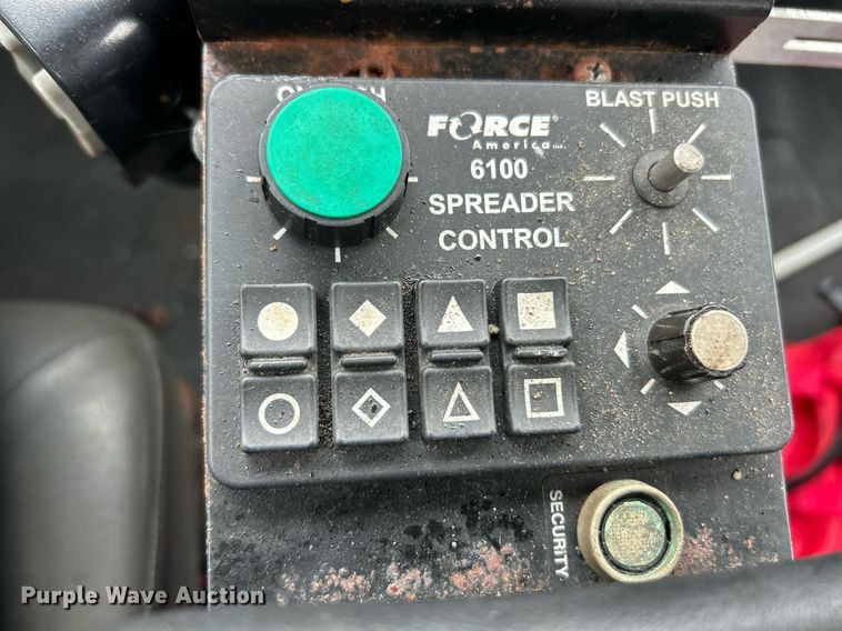 image for item EK8351 2010 International 7400  spreader truck