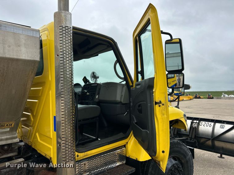 image for item EK8351 2010 International 7400  spreader truck