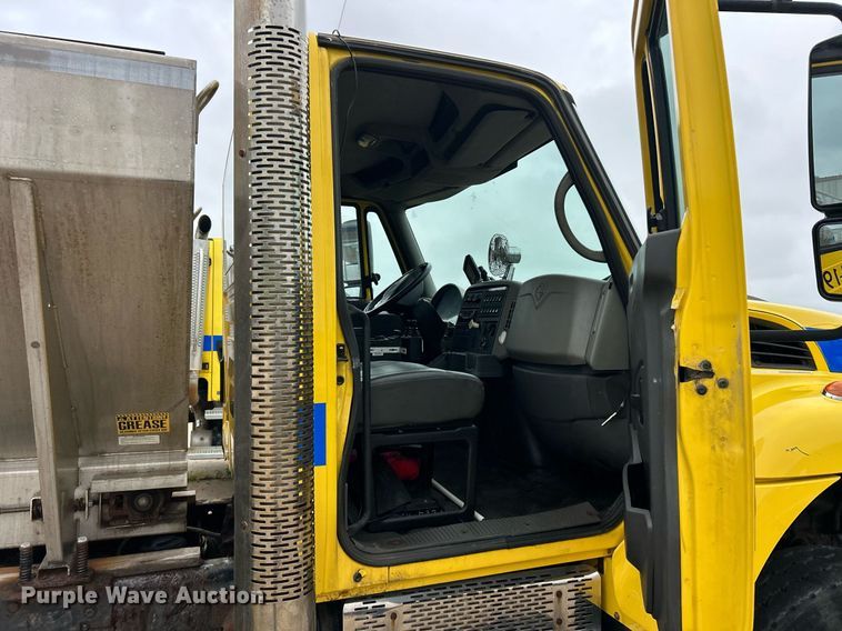 image for item EK8351 2010 International 7400  spreader truck