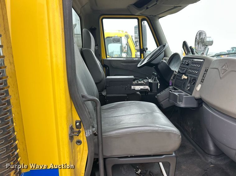 image for item EK8351 2010 International 7400  spreader truck