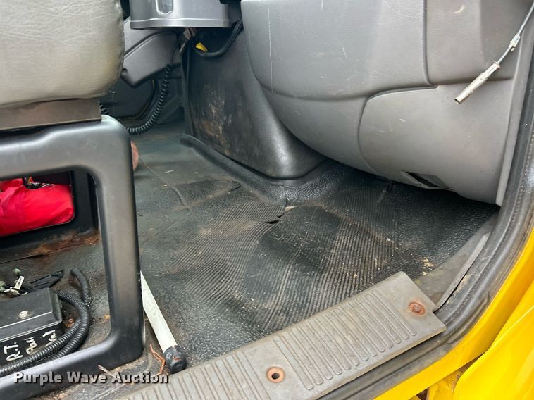 image for item EK8351 2010 International 7400  spreader truck