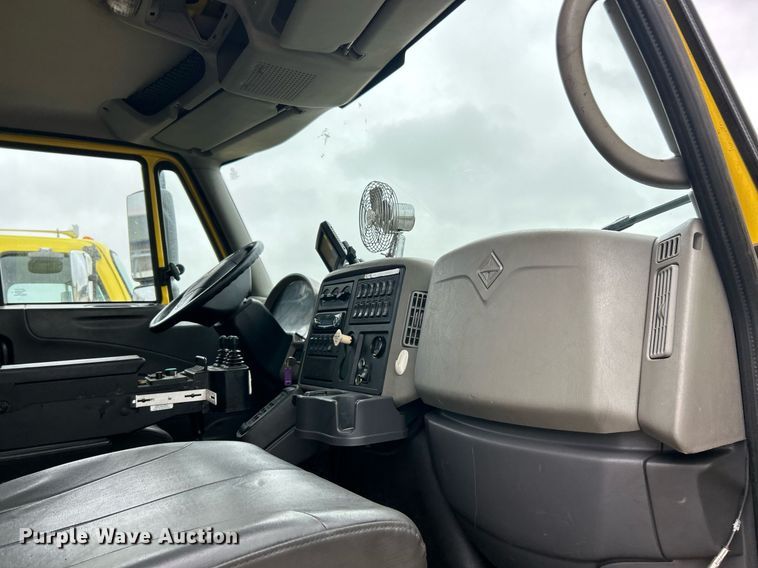 image for item EK8351 2010 International 7400  spreader truck