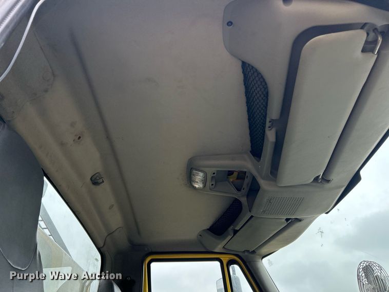 image for item EK8351 2010 International 7400  spreader truck