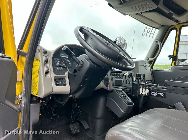 image for item EK8351 2010 International 7400  spreader truck