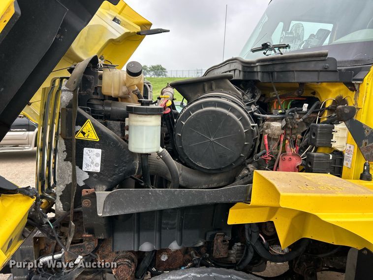 image for item EK8351 2010 International 7400  spreader truck