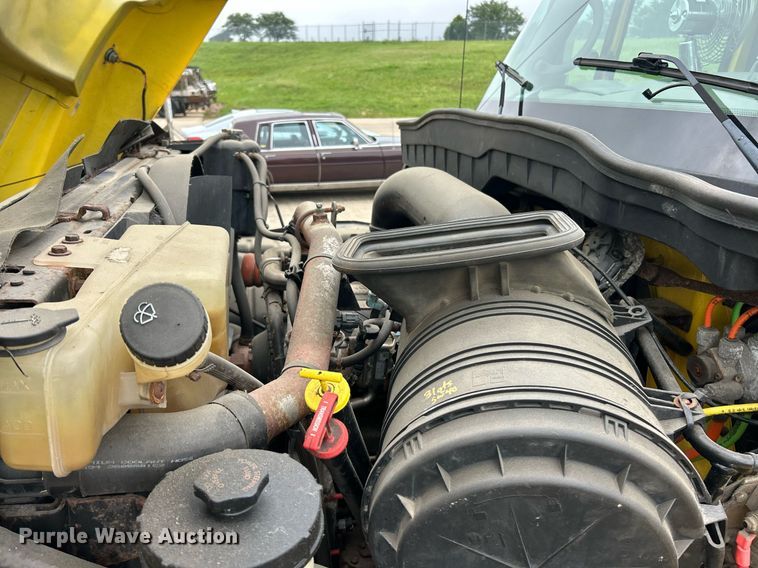 image for item EK8351 2010 International 7400  spreader truck