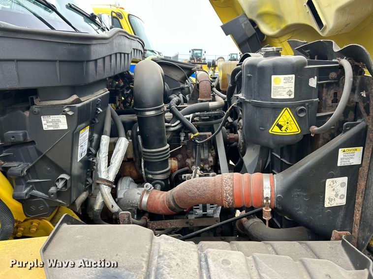 image for item EK8351 2010 International 7400  spreader truck