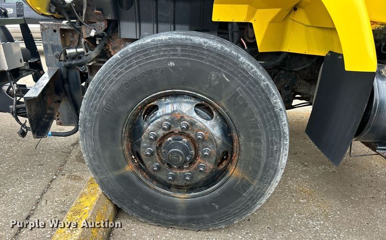 image for item EK8351 2010 International 7400  spreader truck