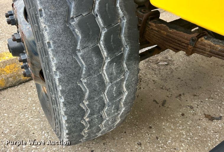 image for item EK8351 2010 International 7400  spreader truck