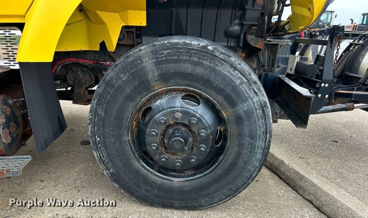 image for item EK8351 2010 International 7400  spreader truck