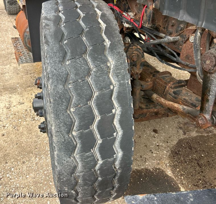 image for item EK8351 2010 International 7400  spreader truck