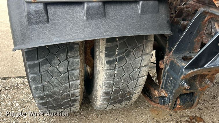 image for item EK8351 2010 International 7400  spreader truck