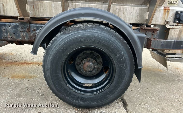 image for item EK8351 2010 International 7400  spreader truck