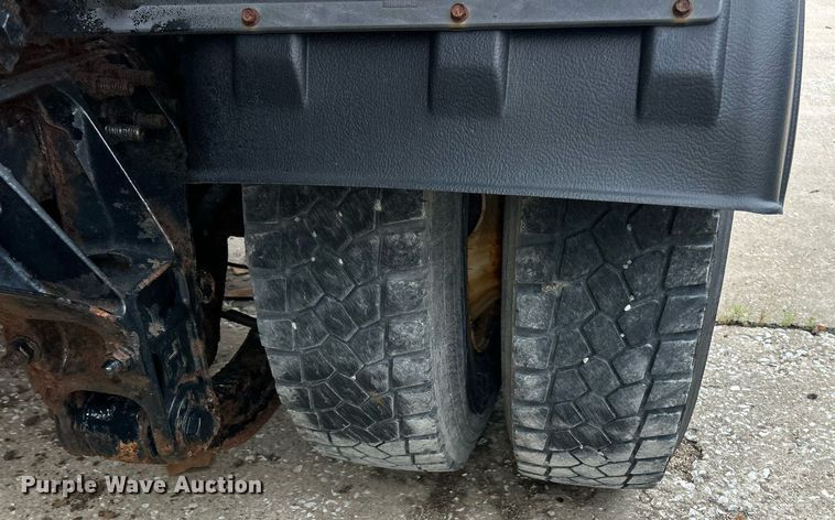 image for item EK8351 2010 International 7400  spreader truck