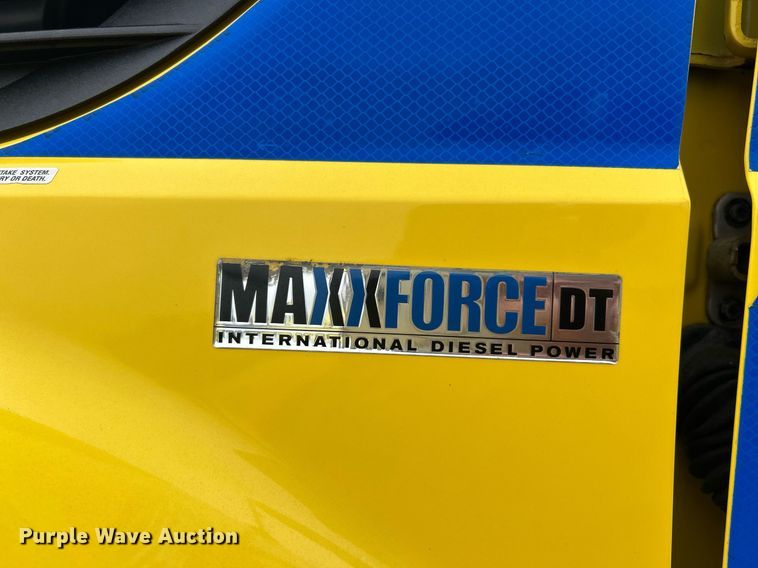 image for item EK8351 2010 International 7400  spreader truck