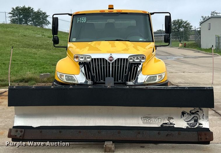 image for item EK8352 2005 International 4300 spreader truck