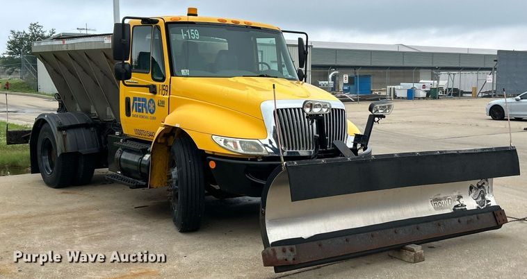 image for item EK8352 2005 International 4300 spreader truck