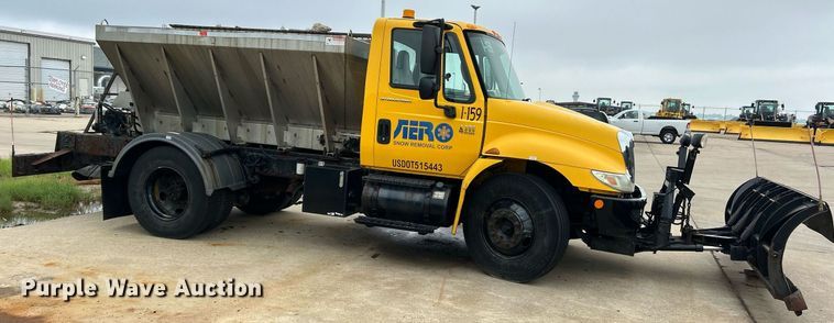 image for item EK8352 2005 International 4300 spreader truck