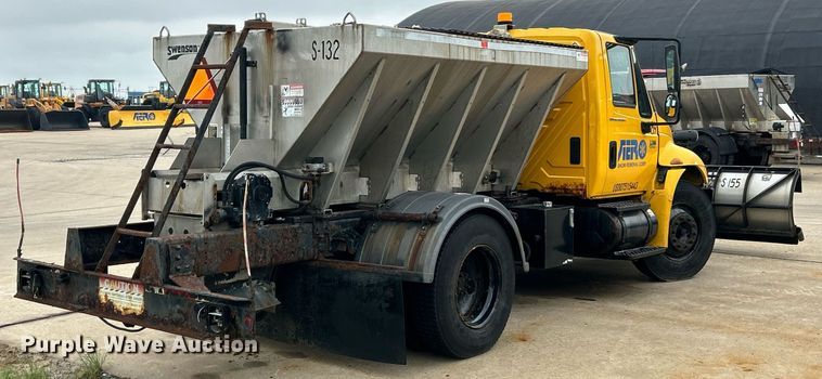 image for item EK8352 2005 International 4300 spreader truck