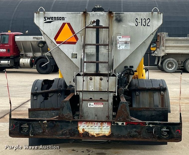 image for item EK8352 2005 International 4300 spreader truck