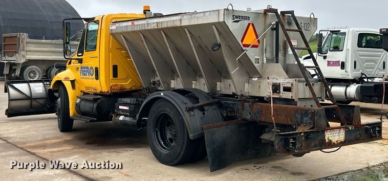 image for item EK8352 2005 International 4300 spreader truck
