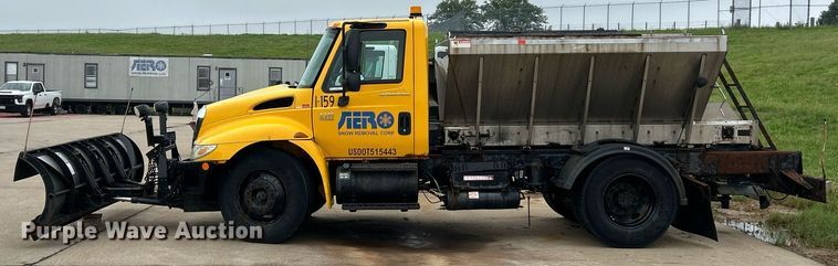 image for item EK8352 2005 International 4300 spreader truck