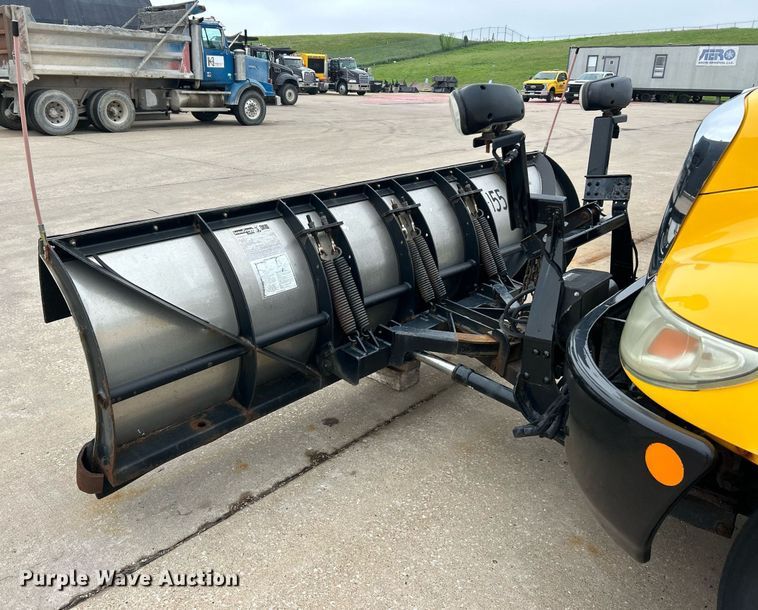 image for item EK8352 2005 International 4300 spreader truck