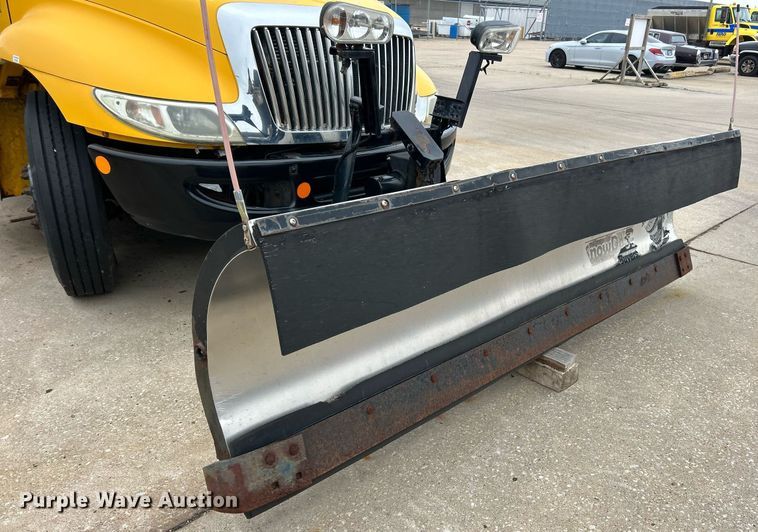 image for item EK8352 2005 International 4300 spreader truck